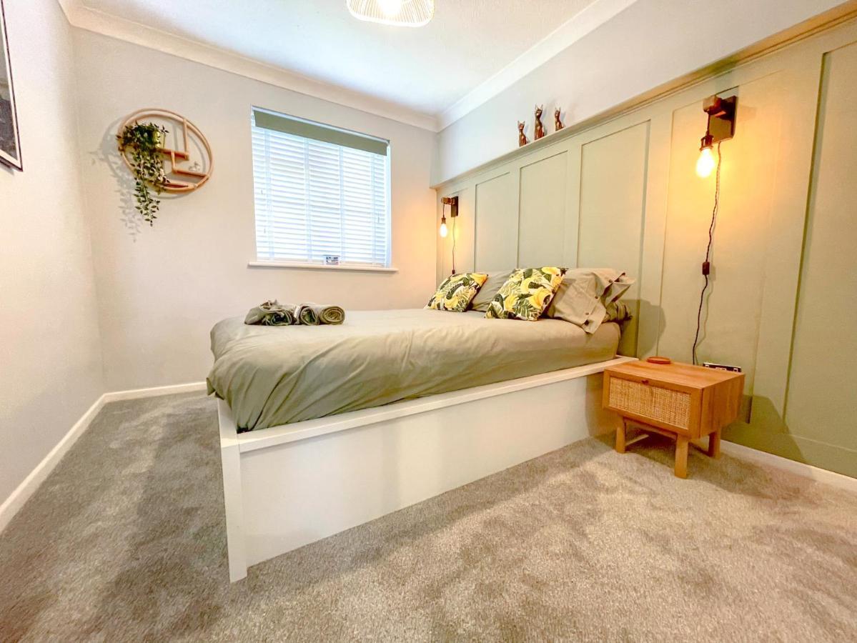 Escape To Tranquil 1 Bed, Poole Villa Canford Magna Exteriör bild