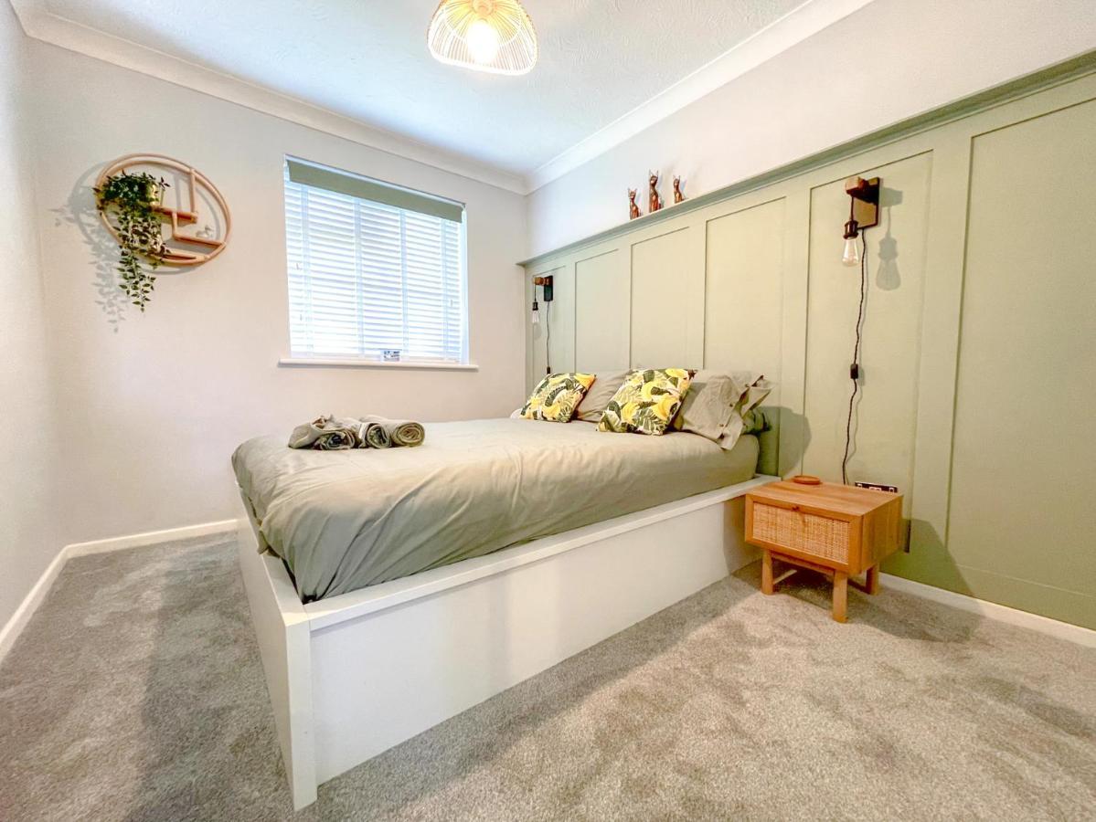 Escape To Tranquil 1 Bed, Poole Villa Canford Magna Exteriör bild