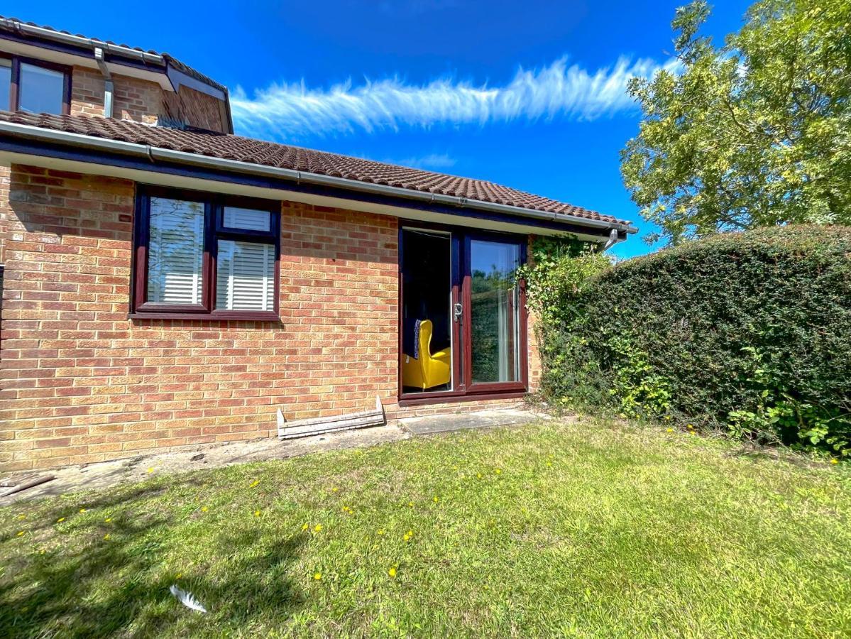 Escape To Tranquil 1 Bed, Poole Villa Canford Magna Exteriör bild