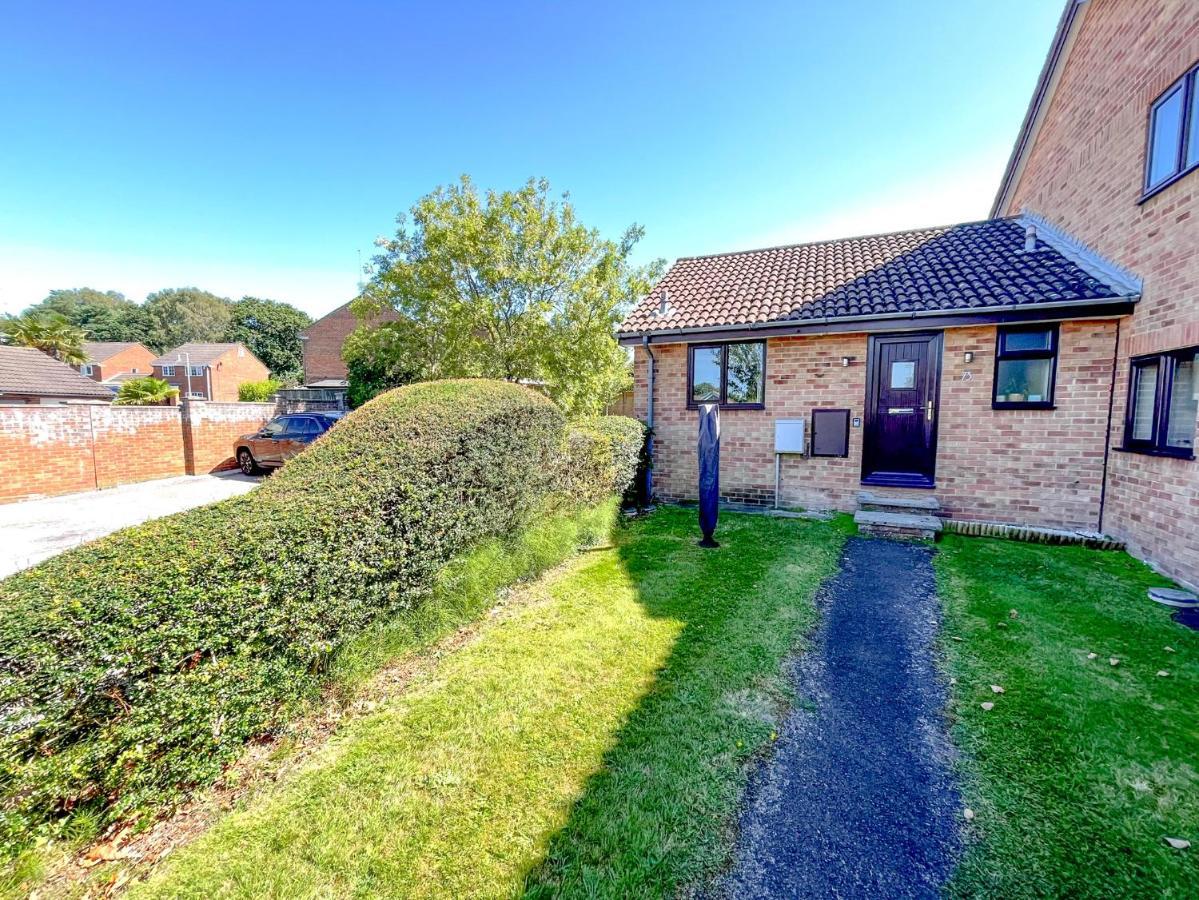 Escape To Tranquil 1 Bed, Poole Villa Canford Magna Exteriör bild